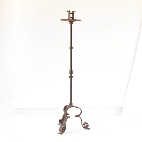 Iron floor lamp with turned column