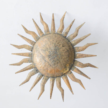 Closed sun with hammered center and flat rays